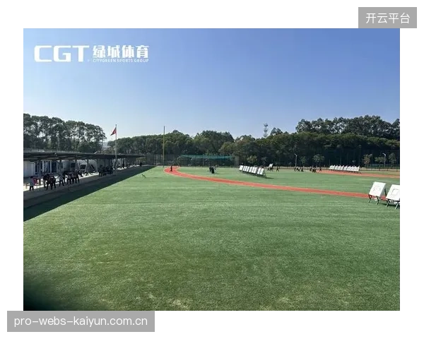 不同比赛场地的草皮差异,对球员的技术动作和伤病风险提出新挑战。 不同比赛场地的草皮差异,对球员的技术动作和伤病风险提出新挑战。